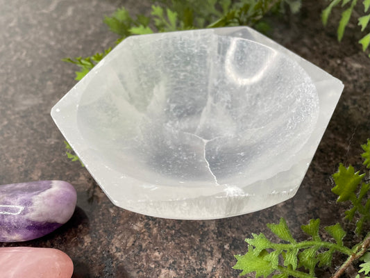 Starter Crystal Pack (Rose
Quartz, Citrine, Clear Quartz, Tigers Eye and Amethyst) with a beautiful Selenite bowl