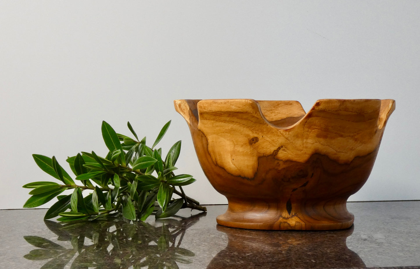 Solid Teak Wood Wavy Edge Bowl – 24cm Diameter Handcrafted Wooden Decorative Bowl, Natural Wood Home Décor