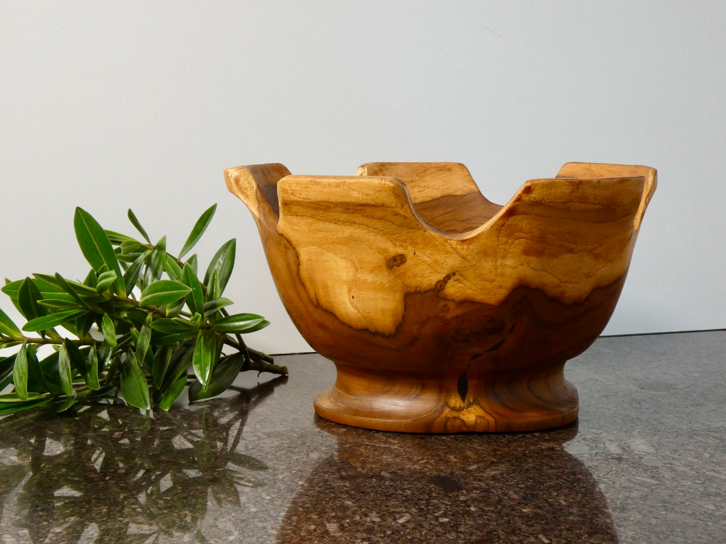 Solid Teak Wood Wavy Edge Bowl – 24cm Diameter Handcrafted Wooden Decorative Bowl, Natural Wood Home Décor
